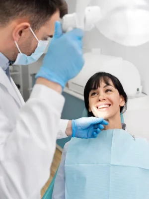 imgi_12_dentista-esta-revisando-al-paciente_23-2149206254